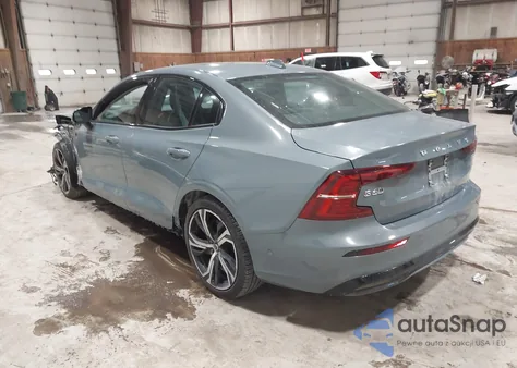 2024 Volvo S60 B5 Plus Dark Theme z USA, uszkodzony, nr VIN 7JRL12FL8RG303217